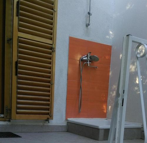 y baño con ducha en la pared. en Apartman Restović, en Bol