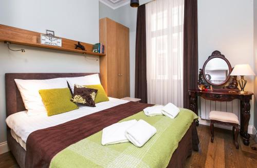 Ένα ή περισσότερα κρεβάτια σε δωμάτιο στο Old Town Brigue Apartment by Otium