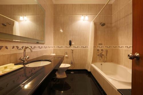 A bathroom at Aapno Ghar Resort & Amusement Park