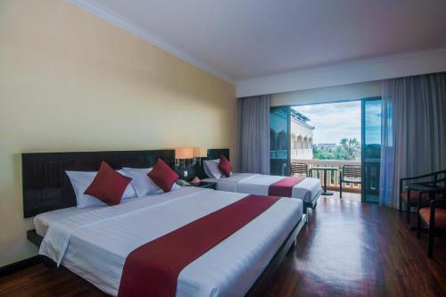 Llit o llits en una habitació de Khemara Angkor Hotel & Spa