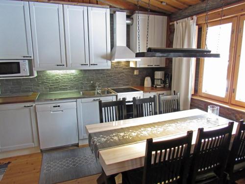 Una cocina o kitchenette en Polar Star Villa Kelo