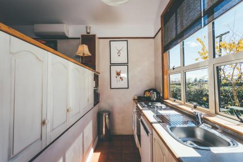 Dapur atau dapur kecil di Lexington Park Cottages
