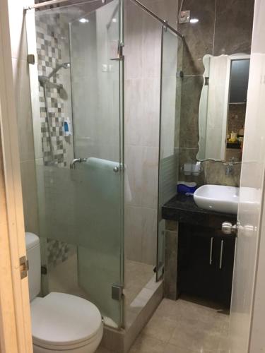 La salle de bains est pourvue d'une douche, de toilettes et d'un lavabo. dans l'établissement Jakarta Residence, à Jakarta