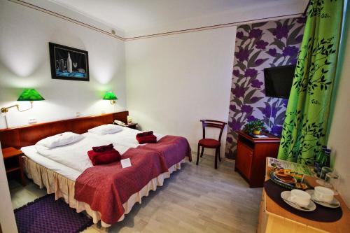 Ένα ή περισσότερα κρεβάτια σε δωμάτιο στο NB Hotel with Free Parking