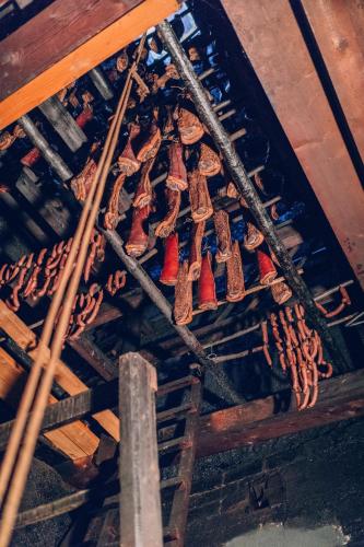 an overhead view of a bunch of food on sticks at Mellauner Hof in Pettnau