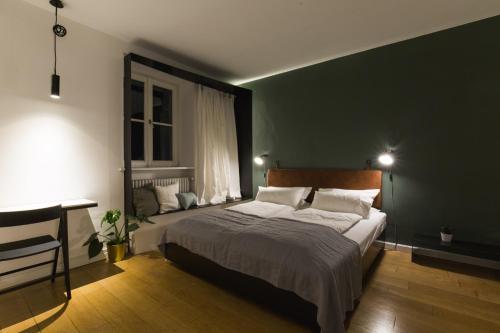A bed or beds in a room at Vier Zimmer