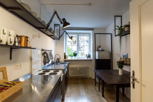 A kitchen or kitchenette at Vier Zimmer