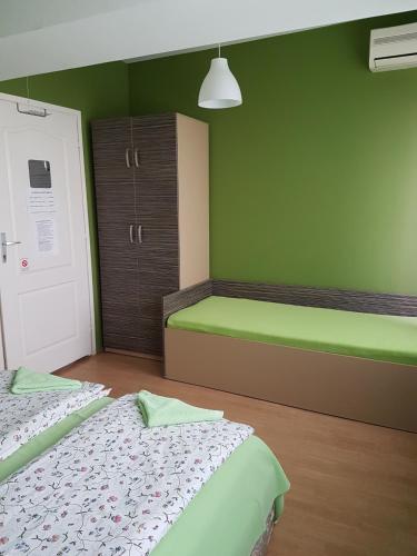 Cama o camas de una habitación en Sweet Apartments or Rooms