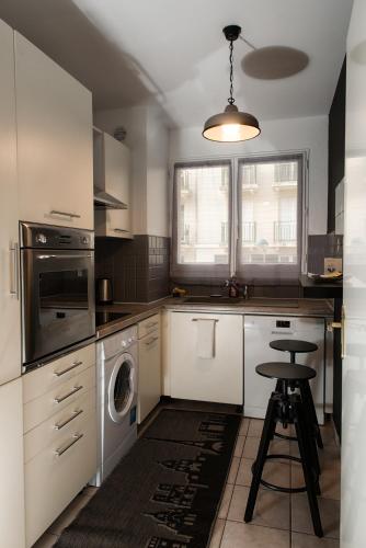 une cuisine équipée d'un lave-linge et d'un lave-linge/sèche-linge. dans l'établissement ILodge Primia, à Chessy