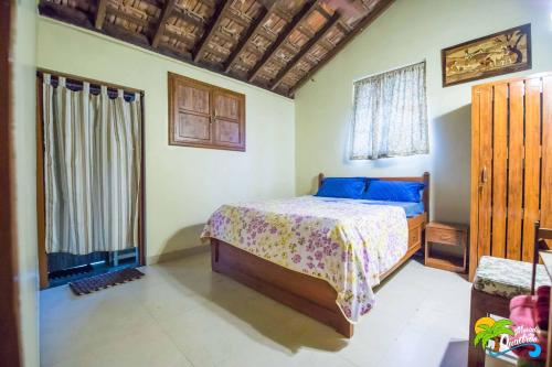 a bedroom with a bed in a room at Moradia dos Quadros in Divar