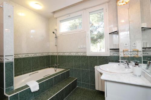 Bilik mandi di Hostal Escala Suites