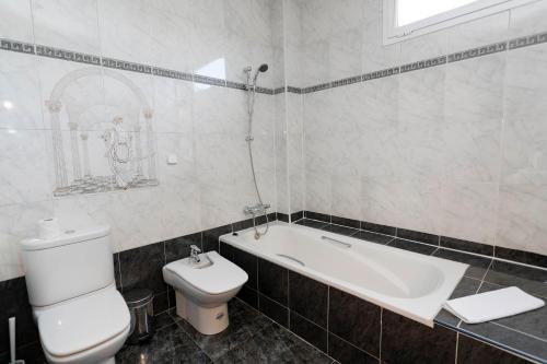 Bilik mandi di Hostal Escala Suites