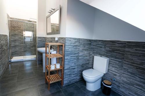 Bilik mandi di Hostal Escala Suites