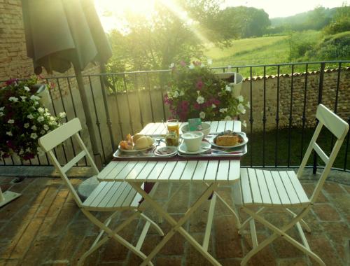 un tavolo con un vassoio di cibo e due sedie di Bed & Breakfast Carpe Diem a Solferino