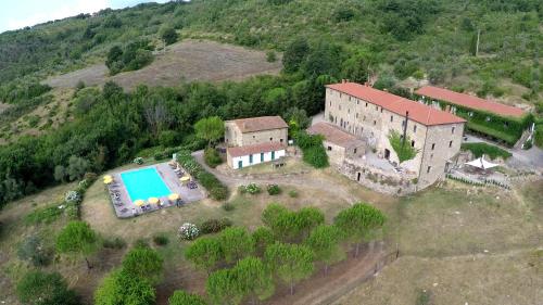 an aerial view of a house with a swimming pool at Agriturismo San Ottaviano in Monterotondo