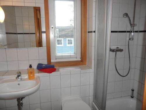 y baño con ducha, lavabo y aseo. en ökologische Ferienanlage en Heringsdorf