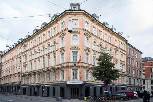 un gran edificio de ladrillo en la esquina de una calle en Good Morning City Copenhagen Star en Copenhague