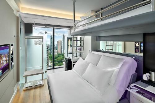 Et tv og/eller underholdning på YOTEL Singapore Orchard Road