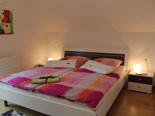 een slaapkamer met een bed met twee zakken erop bij Comfortable Holiday Home in Wismar near Baltic Sea in Wismar