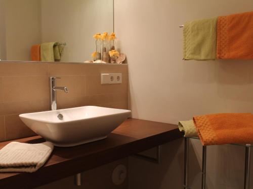 een badkamer met een witte wastafel op een aanrecht bij Comfortable Holiday Home in Wismar near Baltic Sea in Wismar
