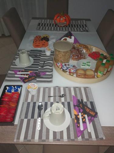 un tavolo con un piatto di cibo sopra di La Tana Delle Lepri a Morolo