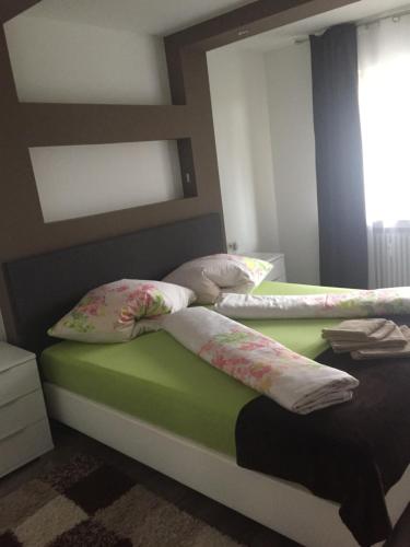 un dormitorio con dos camas con almohadas encima en Augsburger Apartment, en Augsburg