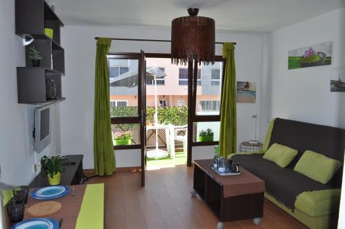 un salon avec un canapé et une table dans l'établissement Aloha Corralejo, à Corralejo