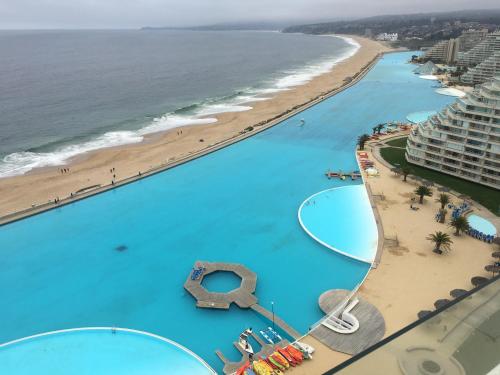 a view of the beach from the top of the resort at Duplex Jacuzzi San Alfonso del Mar in Algarrobo