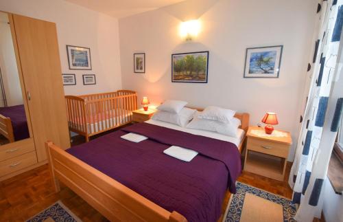 um quarto com uma cama com duas toalhas em Apartment Petrlin em Malinska
