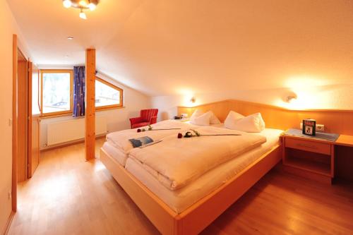 Ένα ή περισσότερα κρεβάτια σε δωμάτιο στο Haus Enzian