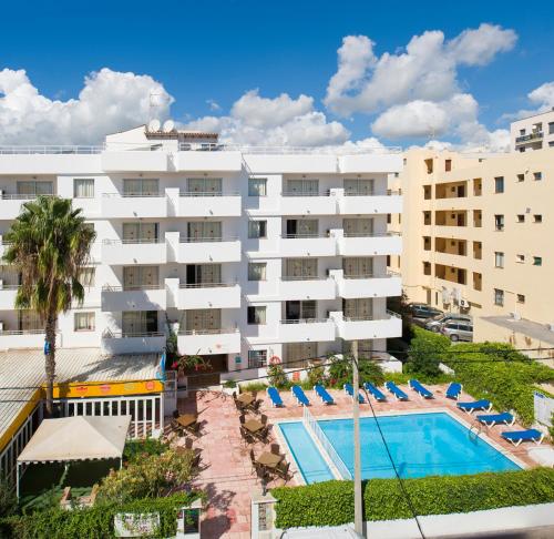 una vista aérea de un hotel con piscina en Apartamentos Green Line Bon Sol - AB Group en Playa d'en Bossa