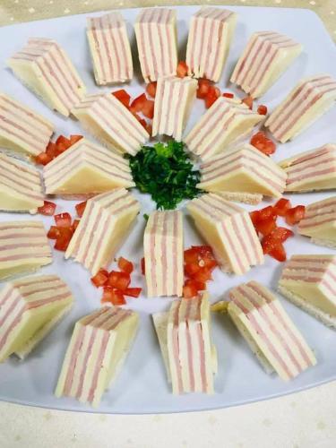Ein weißer Teller mit einem Haufen Essen drauf. in der Unterkunft Mari Vila Hotel in Bukarest