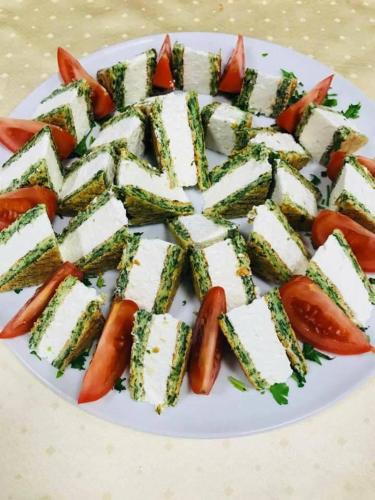 ein weißer Teller mit Karotten und Tofu in der Unterkunft Mari Vila Hotel in Bukarest