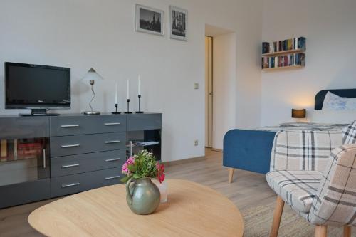 een woonkamer met een vaas op een salontafel bij Ferienwohnung Wartburgblick in Eisenach