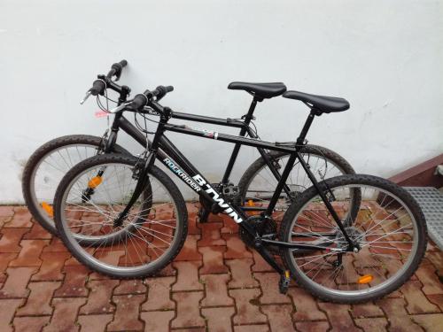 a black bike parked next to a wall at Hotel Berounka in Liblín
