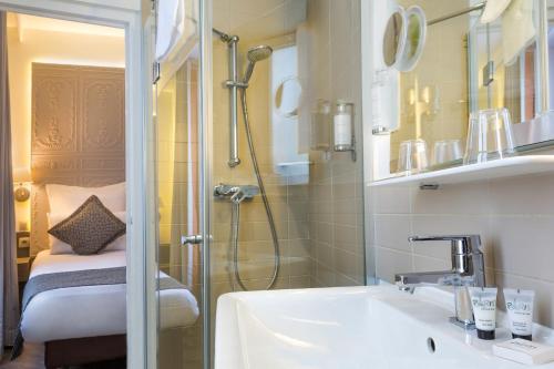 Ванная комната в Contact Hôtel Alizé Montmartre