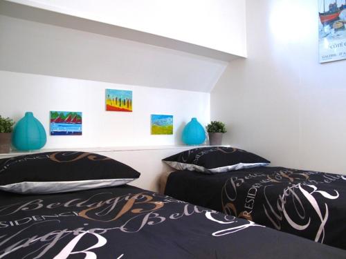 two beds sitting next to each other in a bedroom at Boathotel Rotterdam Seven in Rotterdam