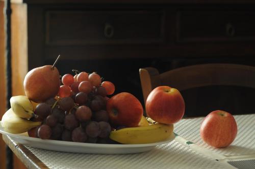 a plate of fruit sitting on a table at L'incrocio - Bed&Breakfast in Imola