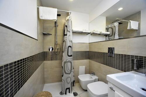 サンタントーニオ・アバーテにあるRoom Positanoのバスルーム(シャワー、トイレ、シンク付)