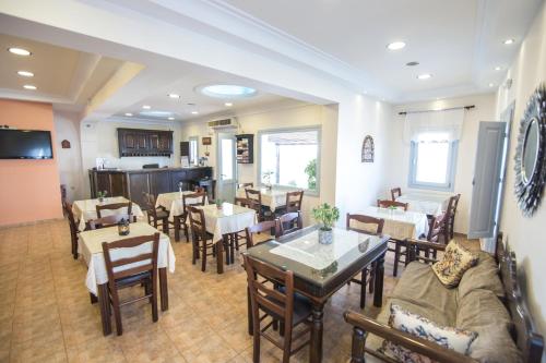 une salle à manger avec des tables et des chaises ainsi qu'une salle avec des tables et des chaises dans l'établissement Anemoessa Villa, à Oia