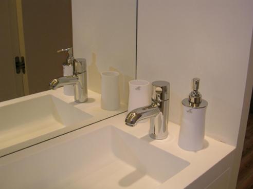 ein Waschbecken mit zwei Armaturen und einem Spiegel in der Unterkunft Bed & Breakfast Esprit de Mer in De Panne