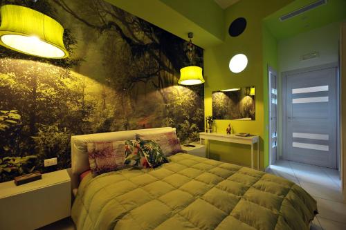 サンタントーニオ・アバーテにあるRoom Sorrentoのベッドルーム1室(ベッド1台付)が備わります。壁には絵画が飾られています。