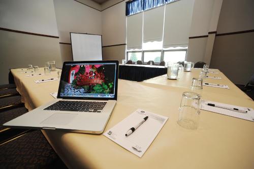 a laptop computer sitting on top of a table at Hôtel Énergie Shawinigan in Shawinigan