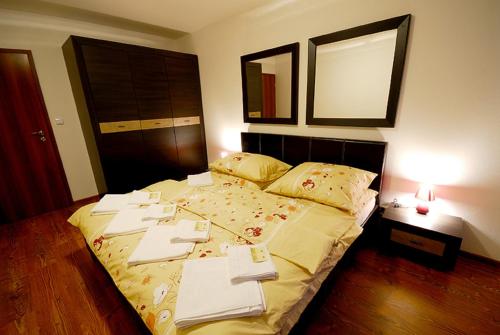 een slaapkamer met een bed met papier erop bij Apartments Ski & Sun in Liptovský Mikuláš