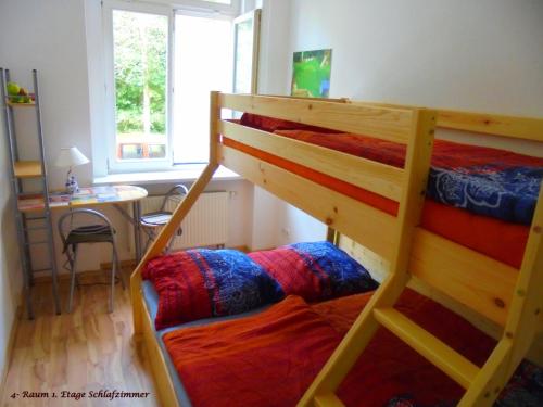 2 literas en una habitación con mesa en Ferienwohnungen am StadtPark Görlitz, en Görlitz