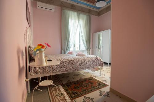 サレルノにあるDoralice comfort houseのベッドルーム1室(テーブル、窓付)
