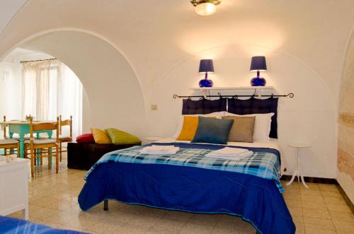 ein Schlafzimmer mit einem Bett mit blauen Lampen darüber in der Unterkunft Antico Monastero Di Anacapri in Anacapri