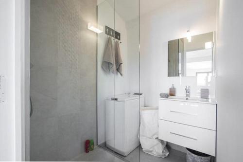 a white bathroom with a sink and a mirror at LE GILLY 6 - F3 EXCEPTIONNEL, VUE MER, MODERNE, CLIMATISATION, Vieux-Nice in Nice