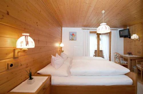 Ein Bett oder Betten in einem Zimmer der Unterkunft Haus Maria Ritter