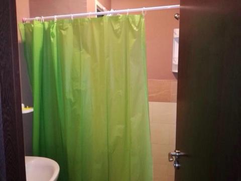 uma cortina de chuveiro verde numa casa de banho com lavatório em Cozy Appartement em Douar Ben Chellal